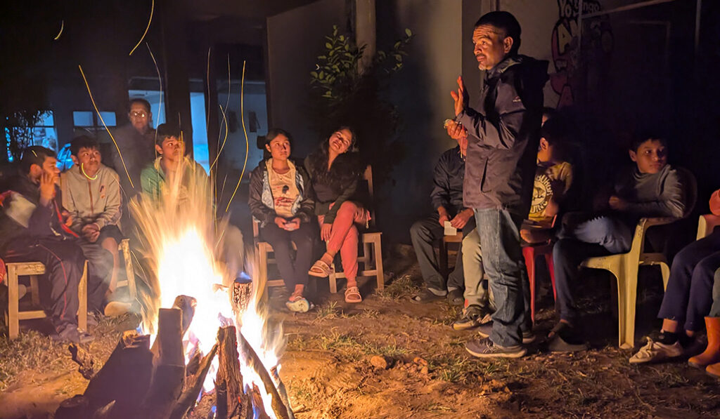 Javier cuenta una historia a los chicos.
