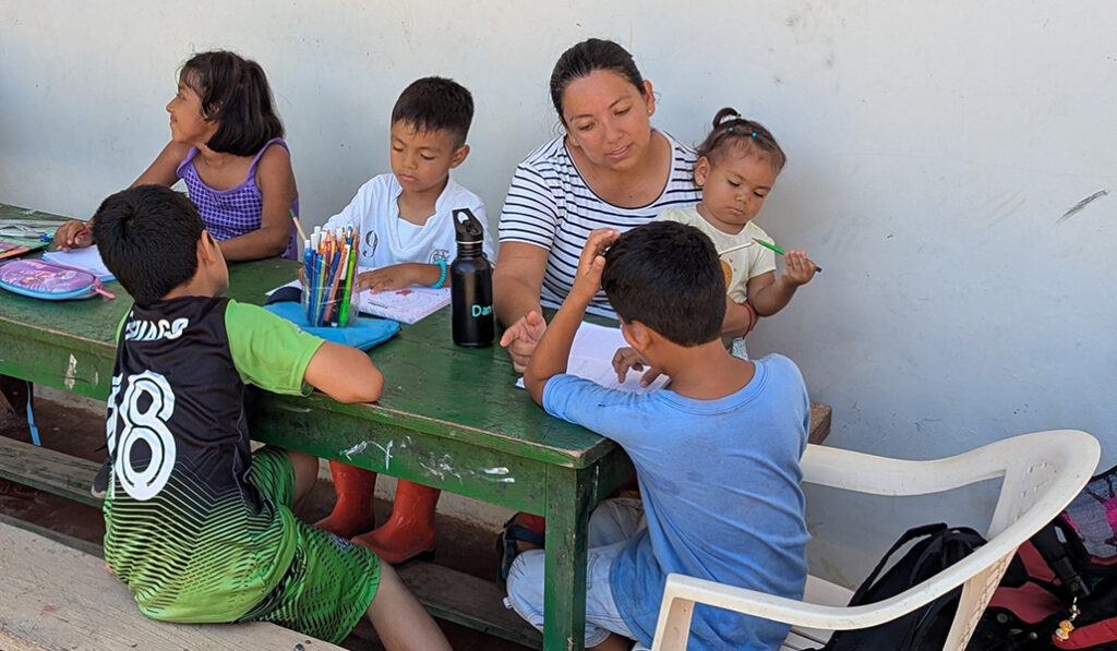 Luz ayuda en las tareas a los alumnos.