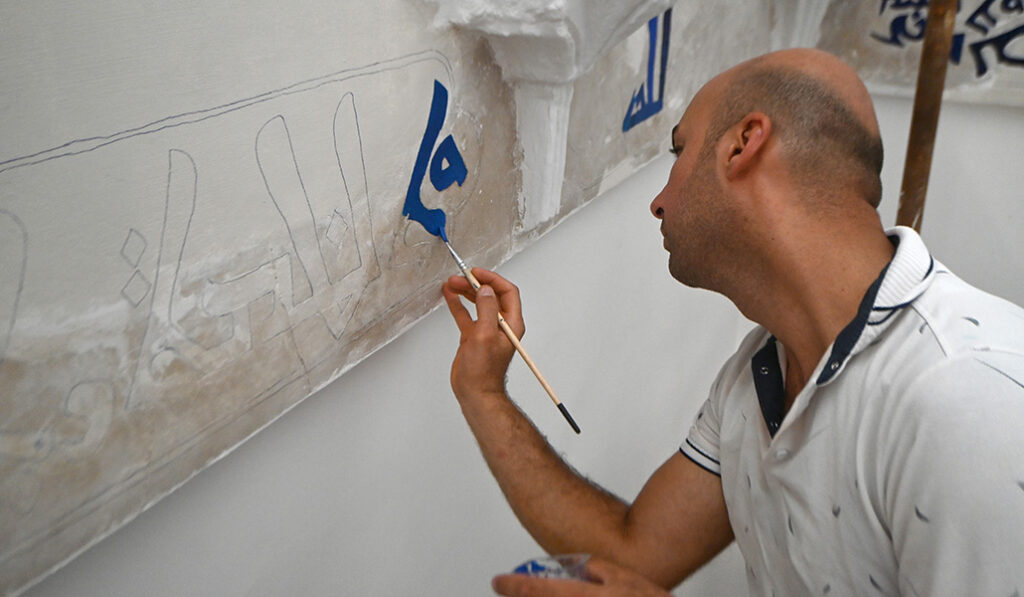 Trabajo de un restaurador en Al Tahira