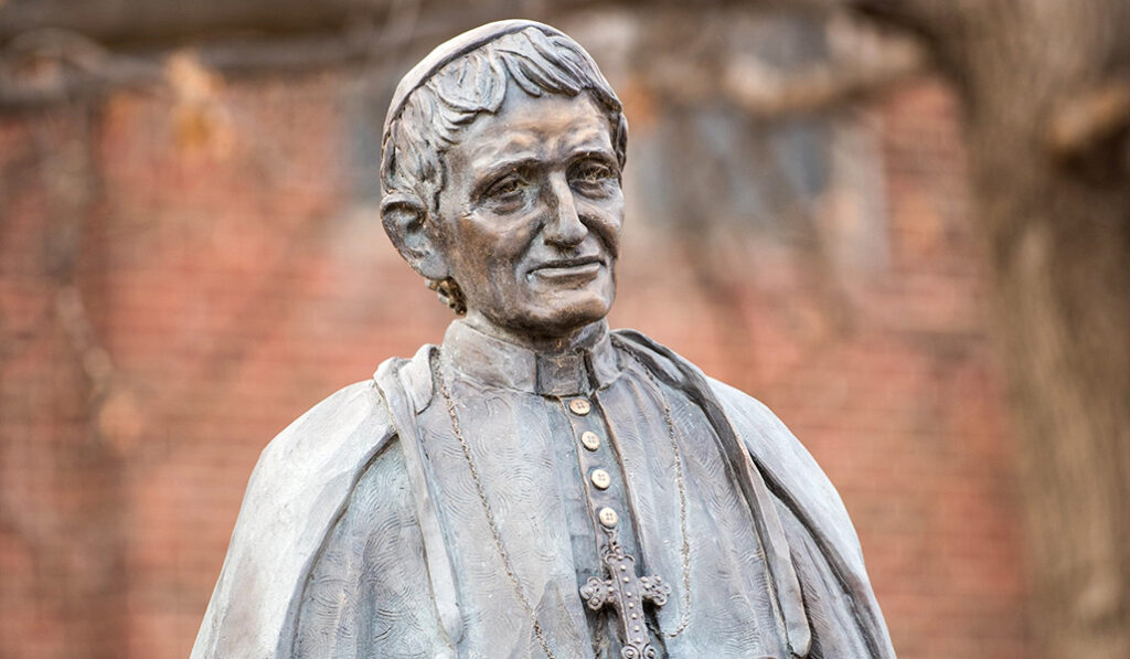 Escultura de san John Henry Newman en la Universidad Newman de Wichita (Kansas, Estados Unidos).