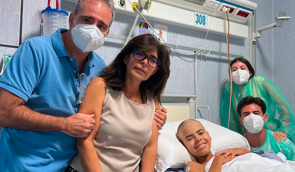 Toda la familia durante la visita de los dos hijos mayores al Bambino Gesù en septiembre.