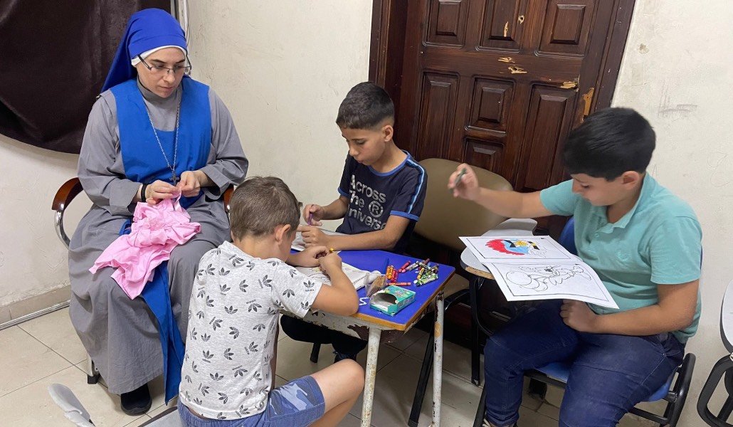 Pequeños acogidos en la parroquia de la Sagrada Familia de Gaza durante una actividad. Recibirán cartas de los niños de Radio María.