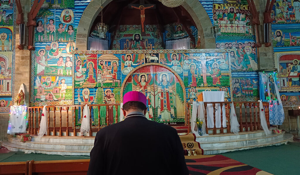 Teshome en una iglesia con la decoración típica en Etiopía.