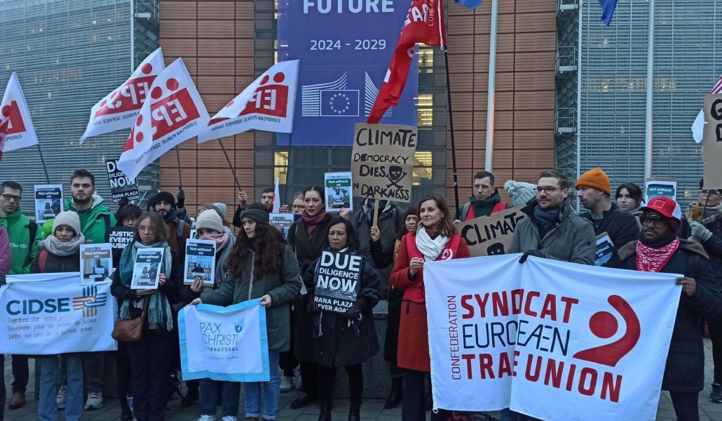 Pax Christi) reclamando la aprobación de la directiva de diligencia debida ahora amenazada.