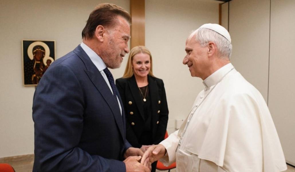 León XIV saluda a Schwarzenegger.