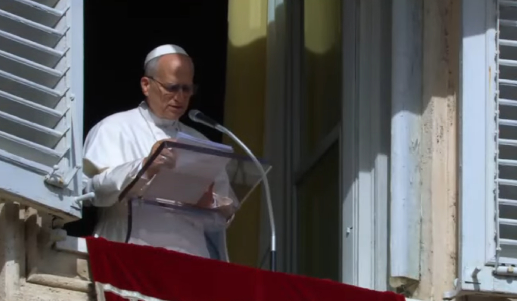 León XIV durante el rezo del ángelus