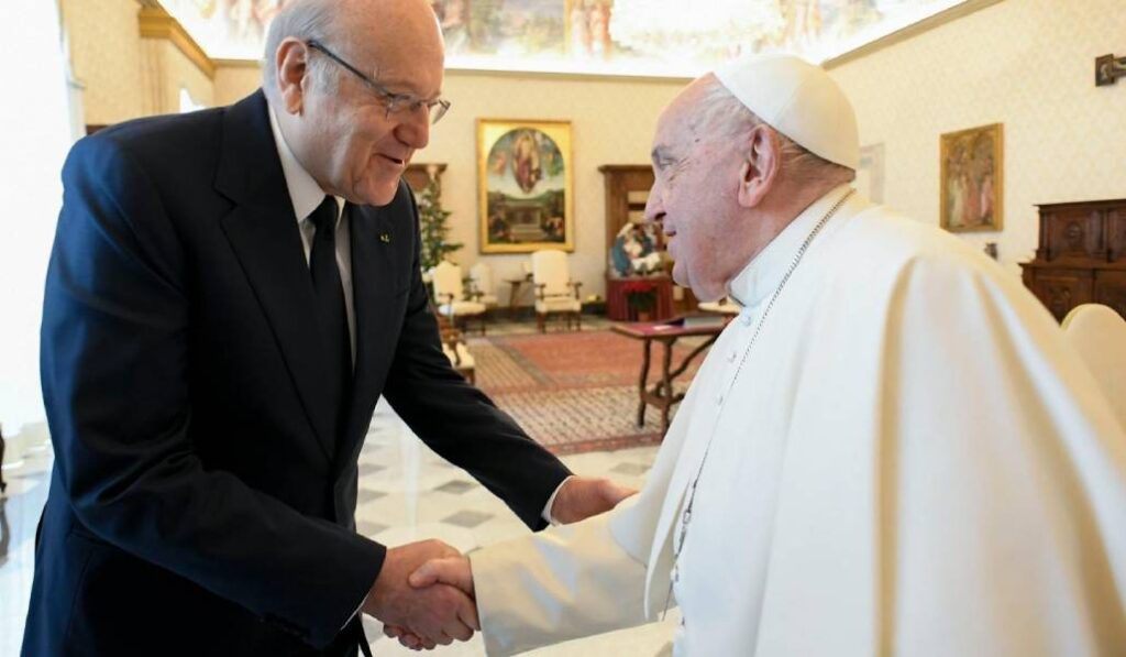 Francisco durante su encuentro con el primer ministro del Líbano, Najib Mikati
