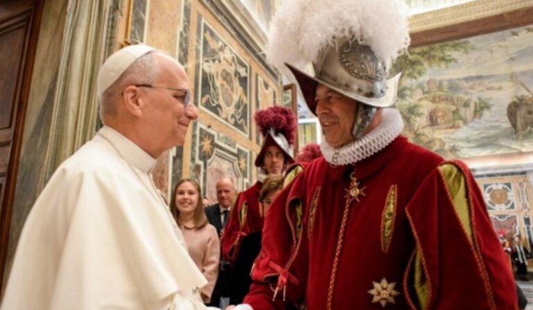 El Papa saluda a un guardia suizo