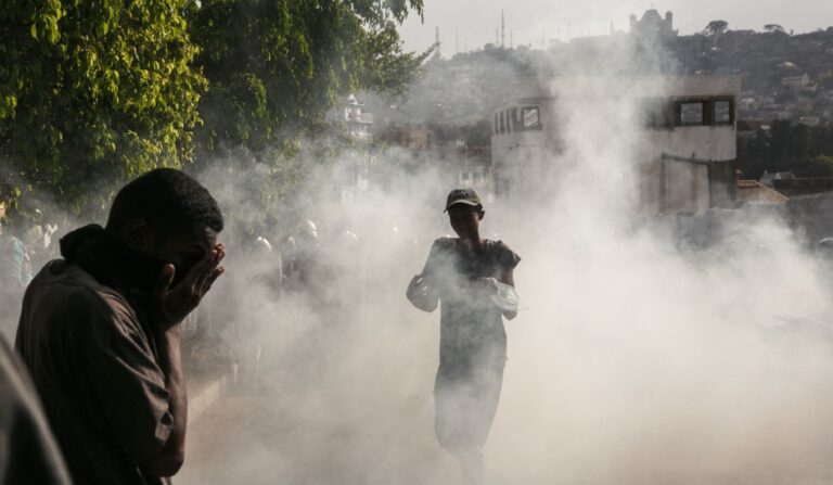 La Policía lanzó gas lacrimógeno a los manifestantes en una de las protestas, el 27 de septiembre.