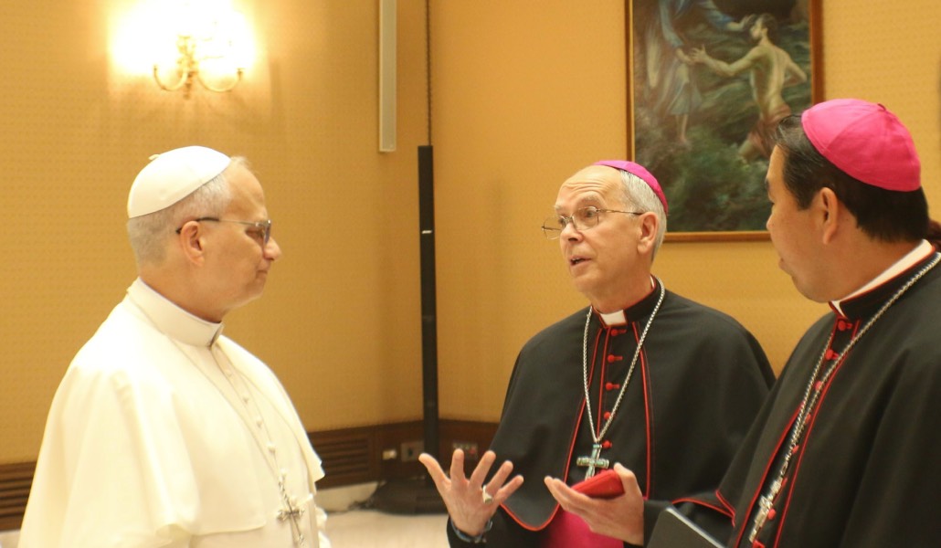 Seitz (centro) charla con el Pontífice.