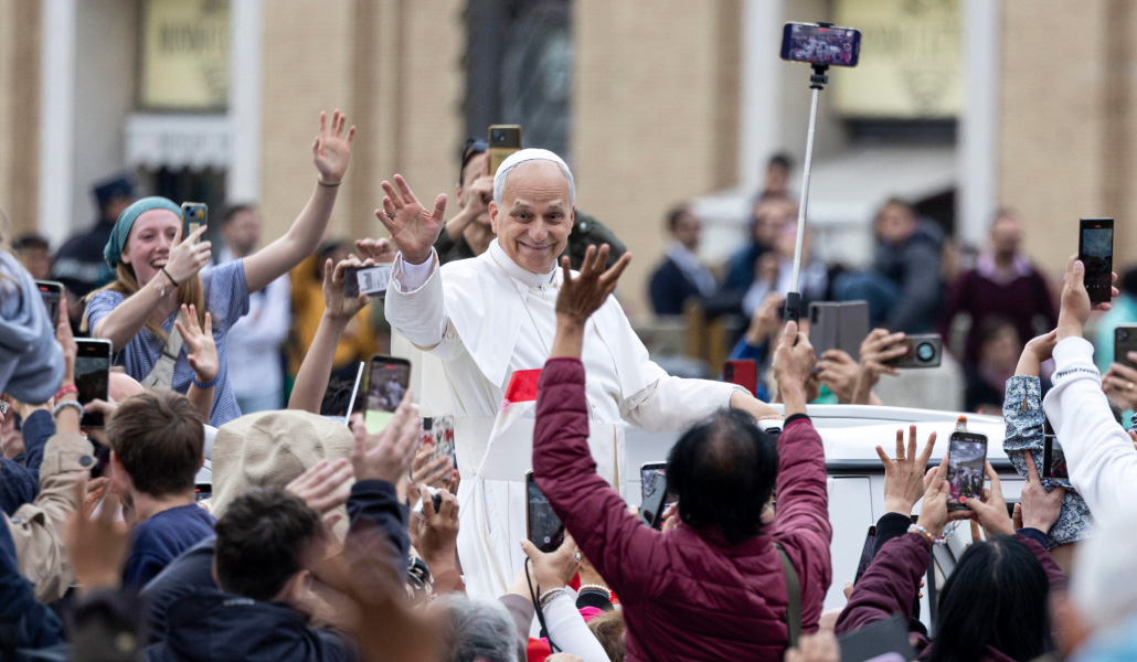 El Papa saluda a los fieles antes de la audiencia.