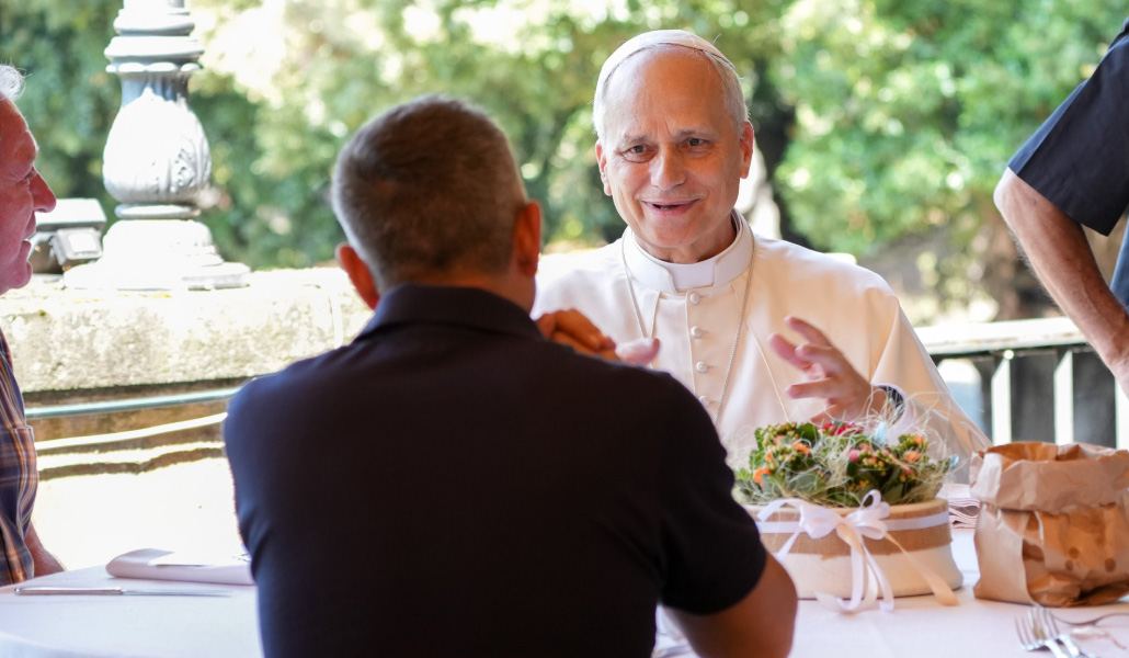 El Papa organizó en Castel Gandolfo una comida para pobres