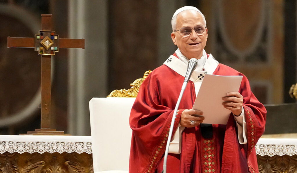 El Papa León XIV durante la Misa con estudiantes de las universidades pontificias de Roma en la basílica de San Pedro en el Vaticano, el 27 de octubre de 2025.