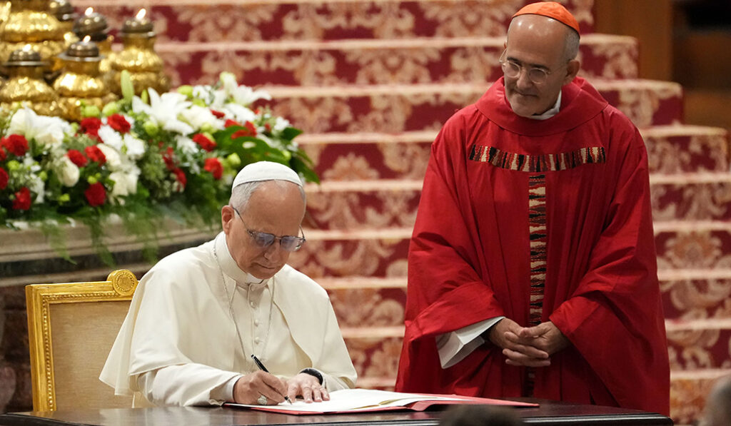 El Papa León XIV firma la carta apostólica 'Diseñar nuevos mapas de esperanza', con motivo del 60 aniversario de la declaración del Vaticano II sobre la educación católica. A su lado el cardenal José Tolentino de Mendonça