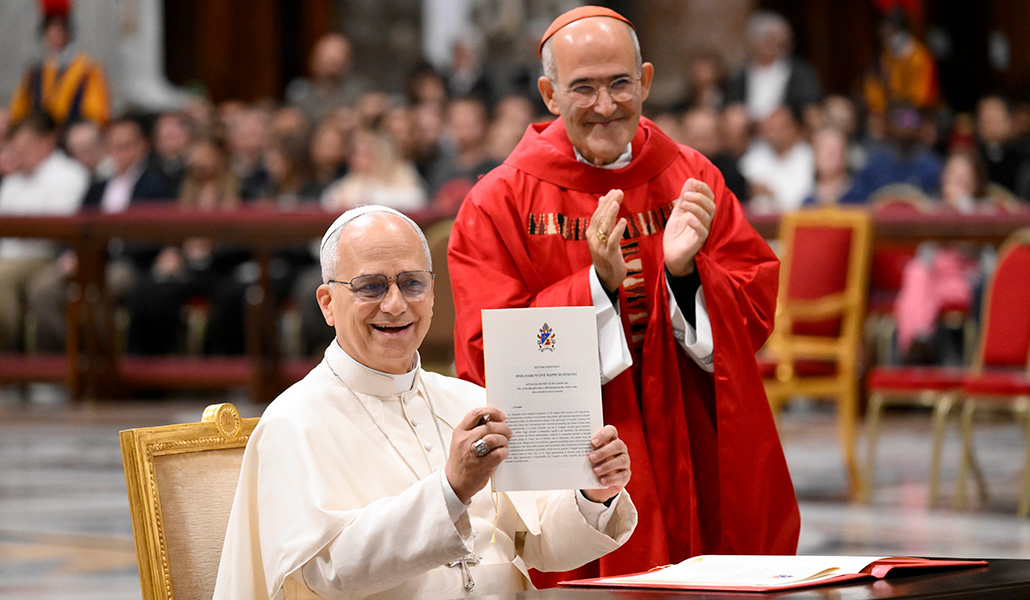 El Papa León XIV sostiene su carta apostólica 'Diseñar nuevos mapas de esperanza', ante la mirada del cardenal José Tolentino de Mendonça
