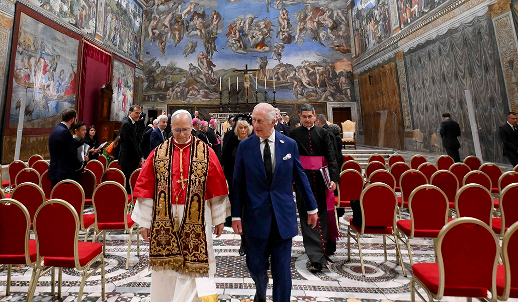 León XIV con el rey Carlos III en la Capilla Sixtina