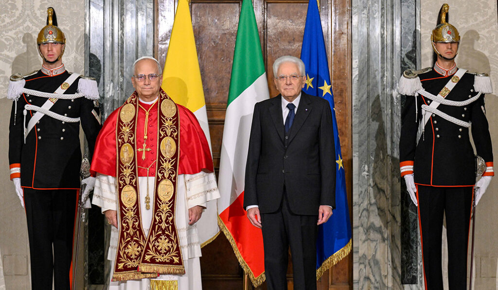 El Papa León XIV posa con el presidente italiano Sergio Mattarella