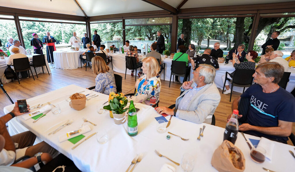 El Papa se dirige a los invitados asistidos por Cáritas diocesana de Albano durante un almuerzo en el Borgo Laudato Si' en Castel Gandolfo, Italia, 17 de agosto de 2025