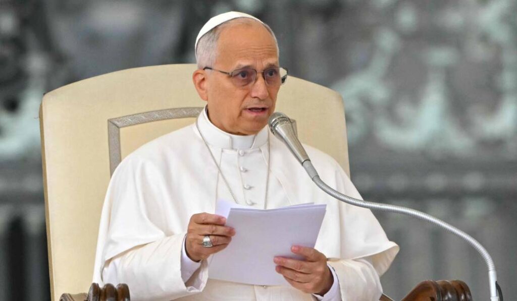 León XIV en un momento de su catequesis.