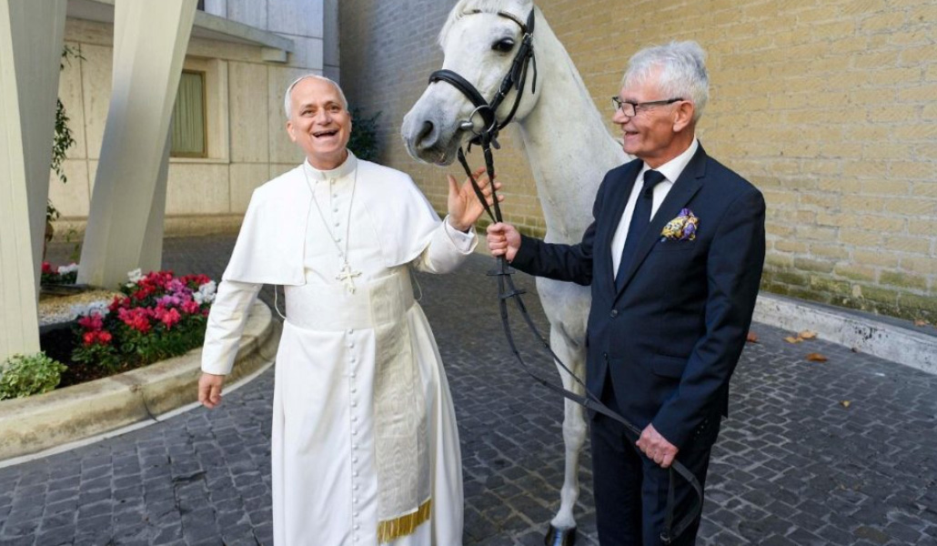 El Papa, que ha advertido de las luces y sombras en la evangelización de América, junto a un caballo que le han regalado