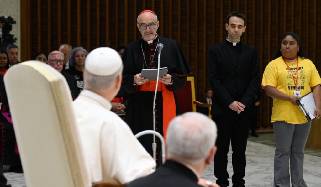 El cardenal Michael Czerny, prefecto del Dicasterio para la Promoción del Desarrollo Humano Integral, se dirige al Papa.