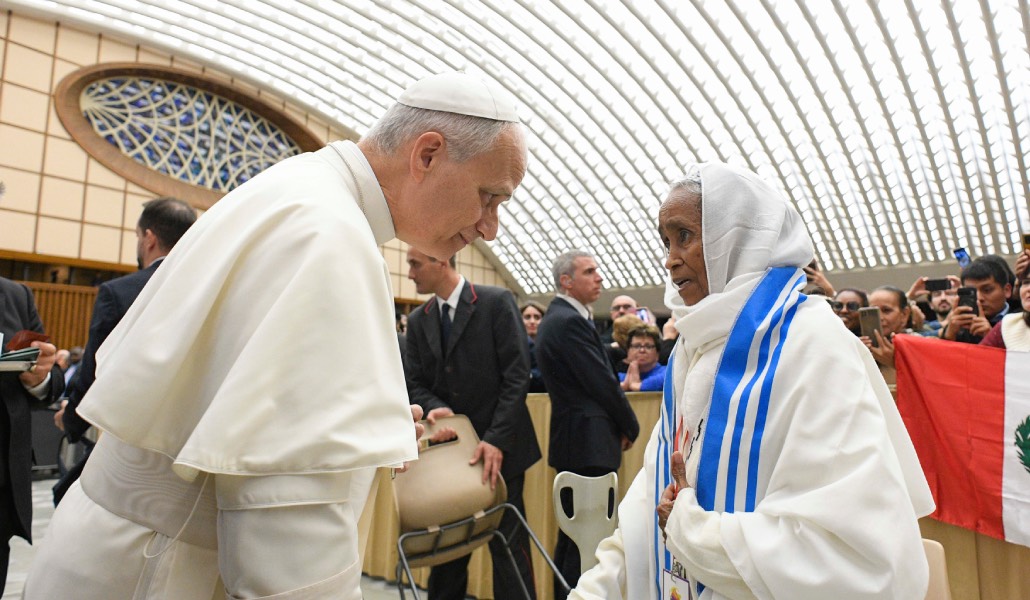El Papa León XIV saluda a una participante en el encuentro en el que manifestó «estoy con ustedes».