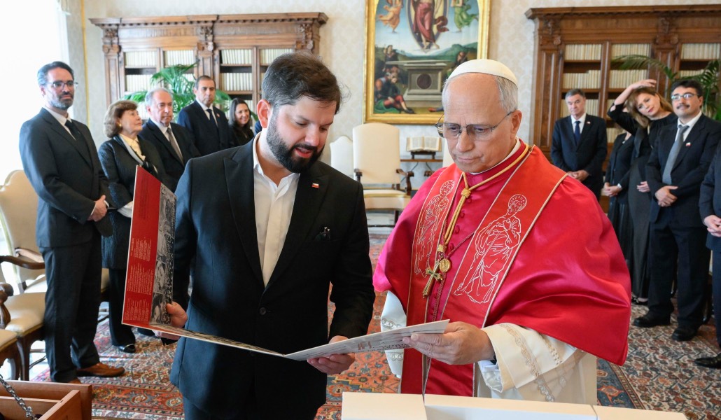 Momento del intercambio de regalos con Boric.