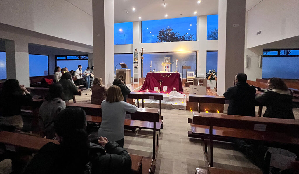 Un momento de oración en Adonight