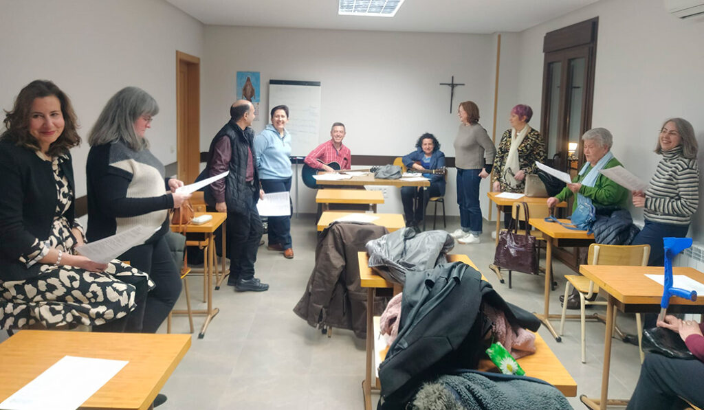 Los carismáticos preparan su reunión en los locales parroquiales.