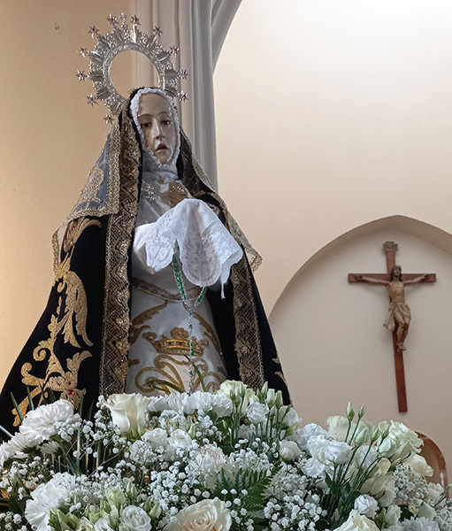 La Virgen de la Soledad, con el Cristo de la Salud al fondo.