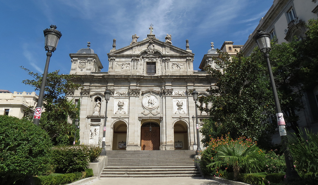 La célebre escalinata de la parroquia.