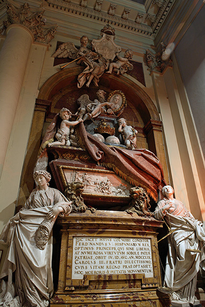 Sepulcro de Fernando VI (a su espalda está su esposa).