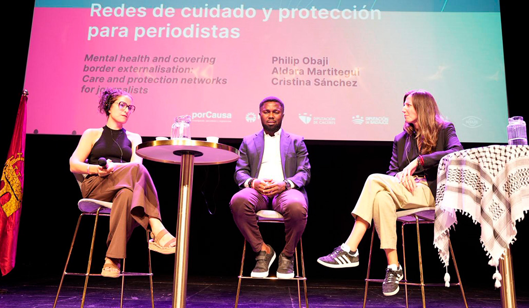 Philip Obaji, en el centro, con Cristina Sánchez, directora de 'Alfa y Omega' (izquierda) y Aldara Martitegui.