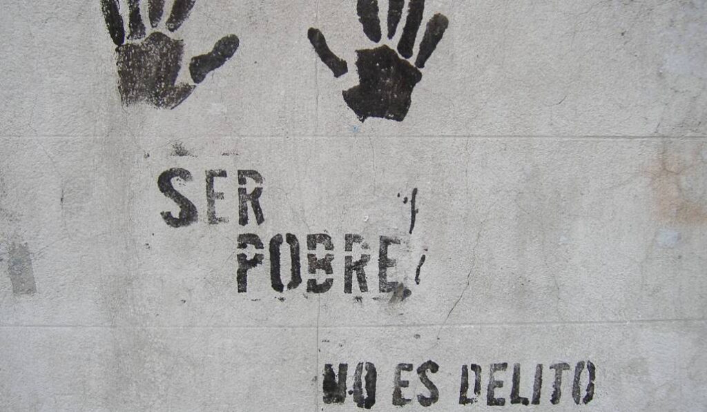 Pintada callejera denunciando la aporofobia