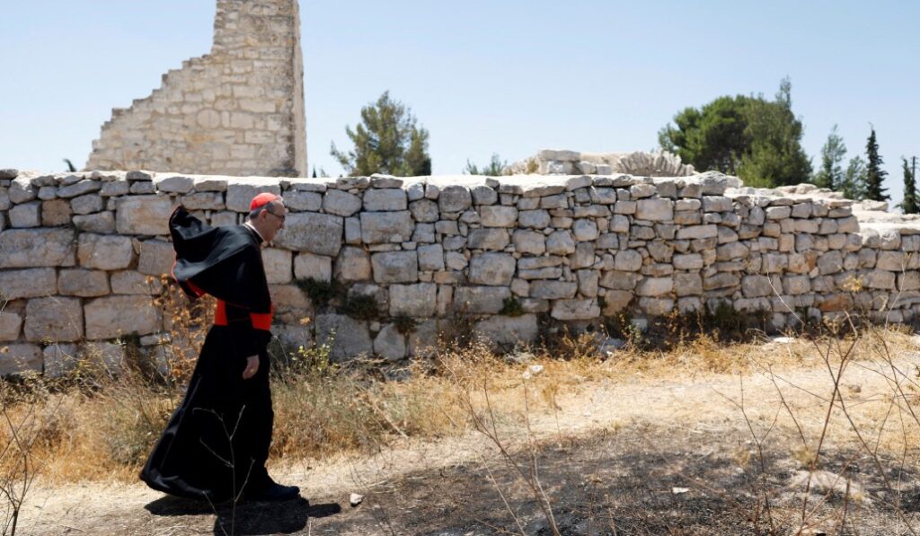 Pizzaballa durante la visita de los patriarcas y cabezas de Iglesias a Taybeh, en Cisjordania, en julio tras varios ataques de colonos