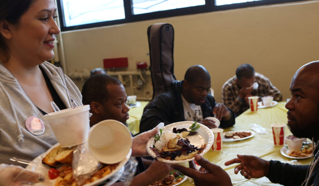 Una comida para personas desfavorecidas en Estados Unidos