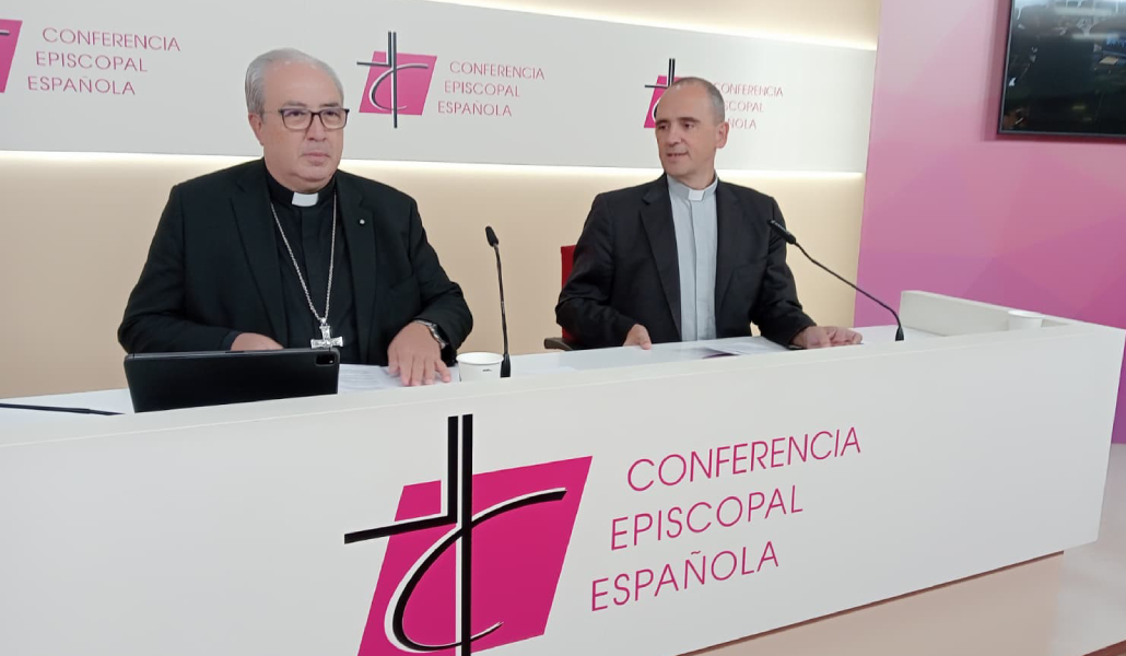 García Magán, a la izquierda, durante la rueda de prensa