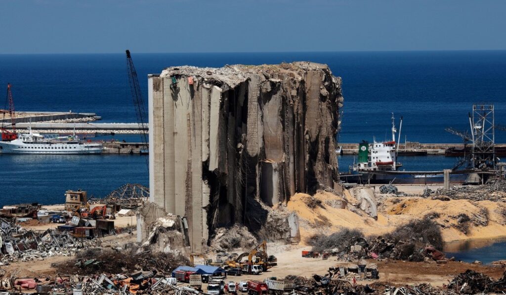 El puerto de Beirut tras la explosión del 4 de agosto de 2020. El Papa la visitará en su primer viaje apostolico.