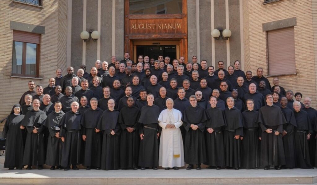 Foto de familia en el capítulo general. Farrell, a la izquierda del Papa.
