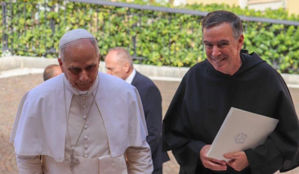 El Pontífice y el prior durante el capítulo