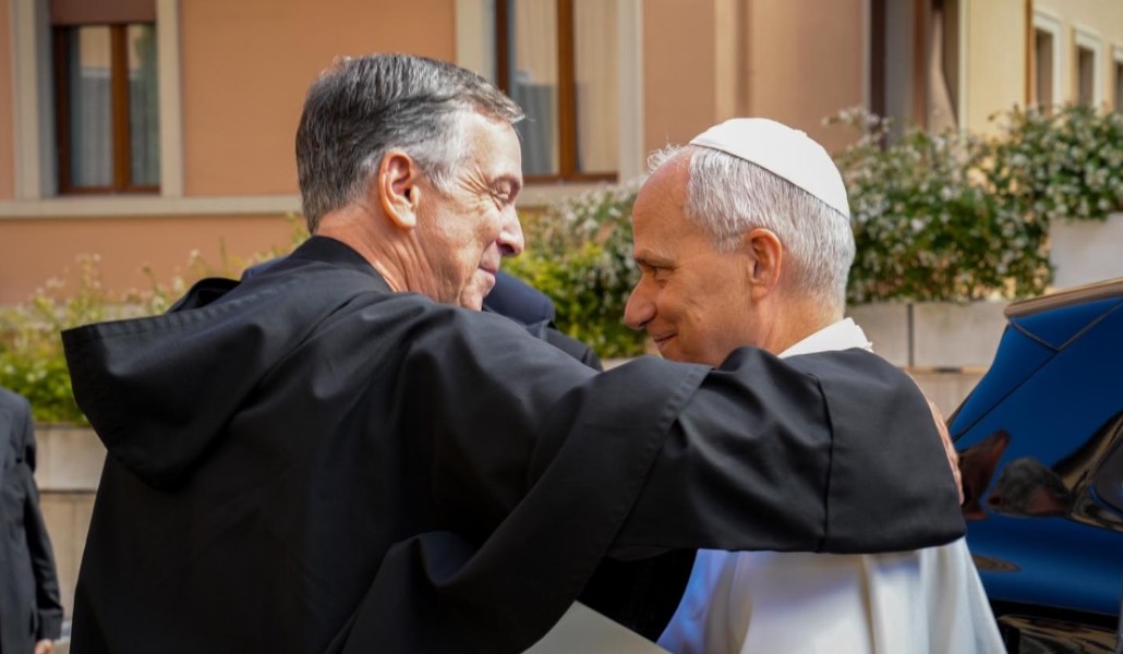 Farrell recibe al Santo Padre durante una de sus visitas al capítulo general agustino.
