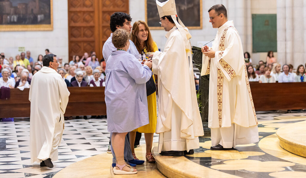 Formadores durante el ofertorio en la Misa jubilar presidida por el cardenal Cobo