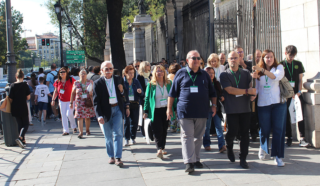 Profesores y catequistas peregrinan juntos tras la cruz hacia la catedral de la Almudena