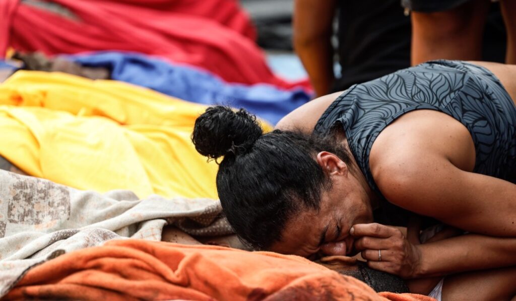 Una mujer llora por una de las víctimas de la redada mortal.