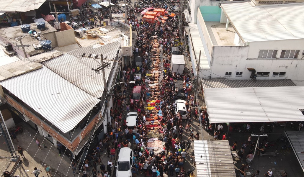 Cuerpos de los fallecidos durante la operación en las calles de la favela Penha.