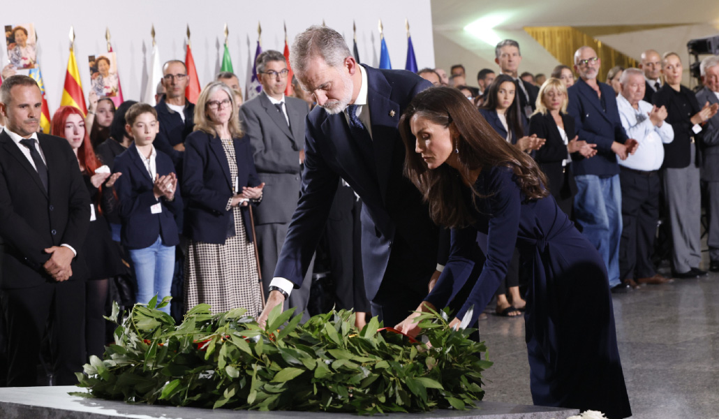 Los reyes colocan una corona de flores en homenaje a las víctimas de la DANA