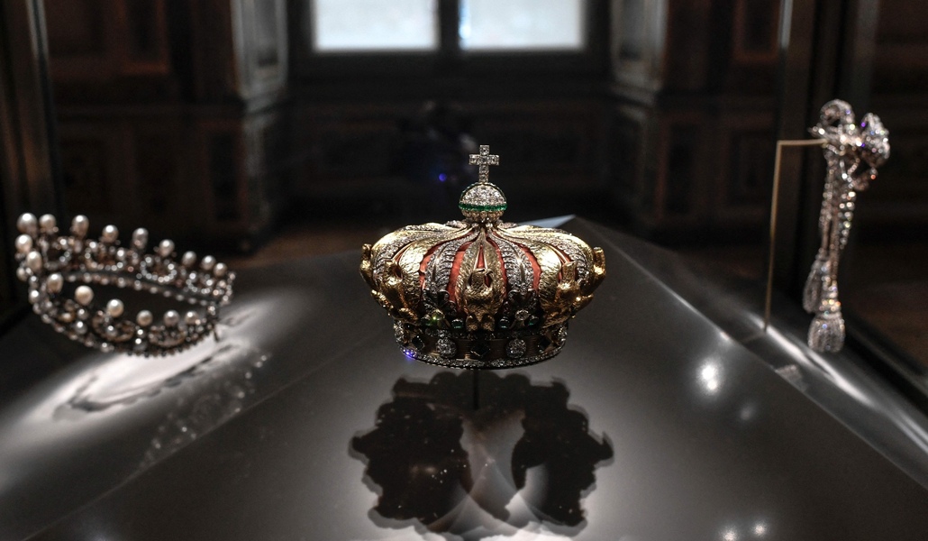 Algunas de las piezas robadas del Museo del Louvre en octubre de 2025.