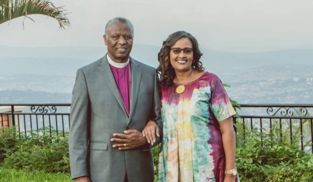 Mbanda con su mujer. GAFCON admite que pastores y obispos se casen.