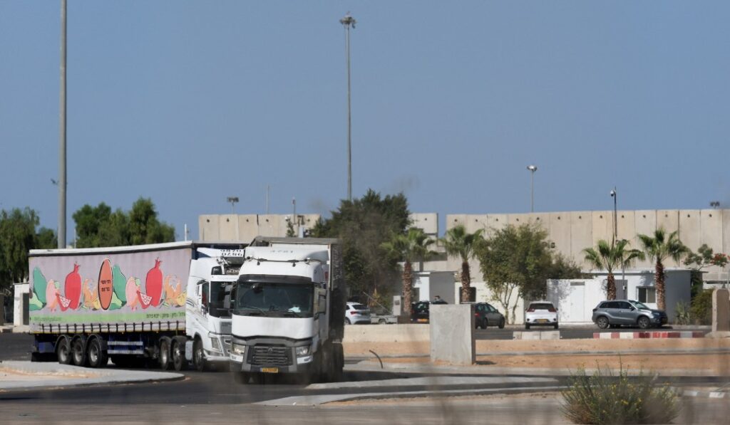 Un camión espera a poder entrar en la Franja en el paso de Kerem Shalom este lunes.