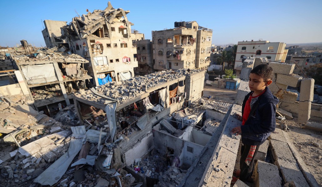 Un niño mira los restos de un edificio derribado por los bombardeos del domingo en Bureij.